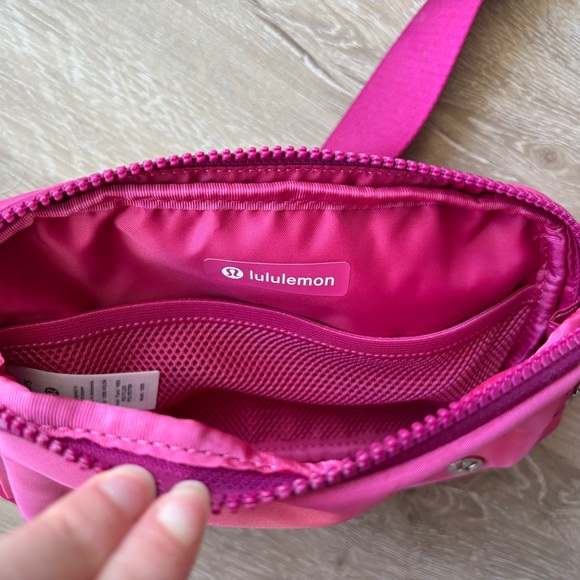 Lululemon Everywhere Belt Bag Large 2L Raspberry Coulis / Wild Berry - Picture 3 of 6